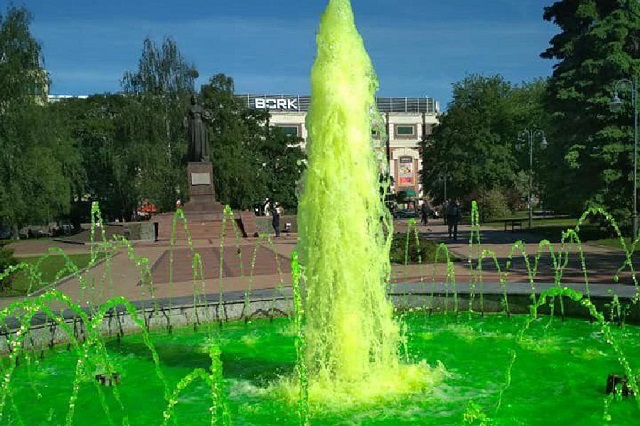 В центре Калининграда забил фонтан с зеленой водой