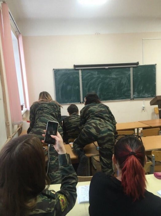 Откровенные фотографии студентов в форме стали причиной скандала в Калуге