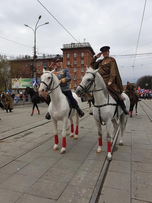 Театральный перформанс на параде Победы в Нижнем Тагиле