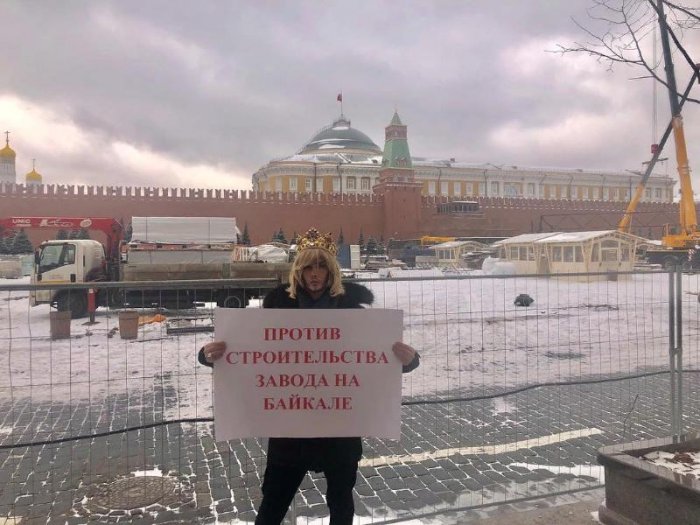 Сергей Зверев пришел на суд в короне. Его оштрафовали за пикет для защиты Байкала