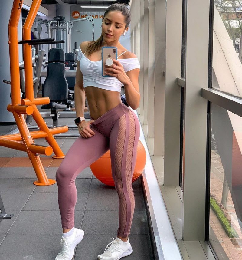 Сексуальные девушки в спортивных штанишках