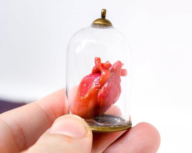 Украшения в виде частей тела, поражающие своей реалистичностью
