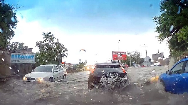 Непогода превратила Севастополь в Венецию
