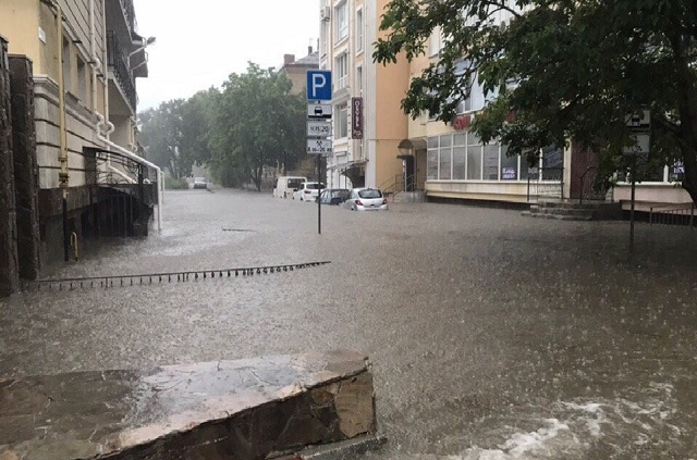 Непогода превратила Севастополь в Венецию