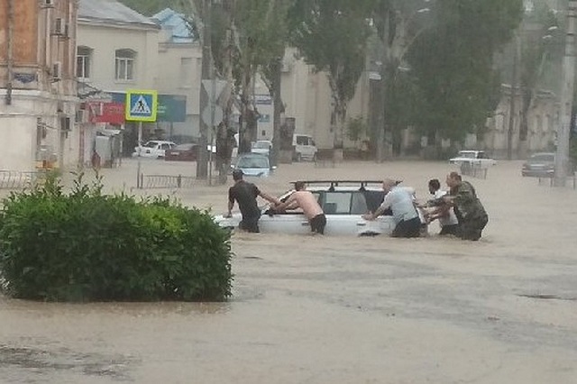 Непогода превратила Севастополь в Венецию