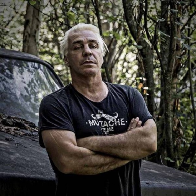 Вокалист Rammstein Тилль Линдеманн сломал челюсть надоедливому фанату
