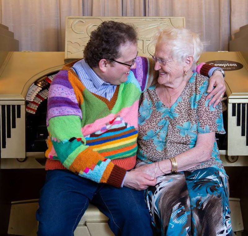 44-летний мужик наслаждается сексом с 83-летней женой