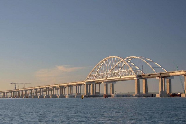 На Крымском мосту построили первый железнодорожный путь На Крымском мосту построили первый железнодорожный путь