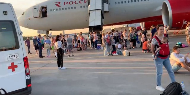Ты не чиновник и не VIP гость ПМЭФ? Подождешь 2 часа на жаре 40+! 