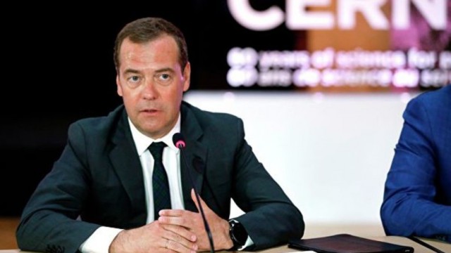 Медведев не исключил четырёхдневной рабочей недели в будущем: "Люди сгорают на работе"    
