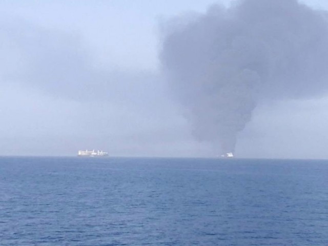 В Оманском заливе кто-то напал на два нефтяных танкера.    