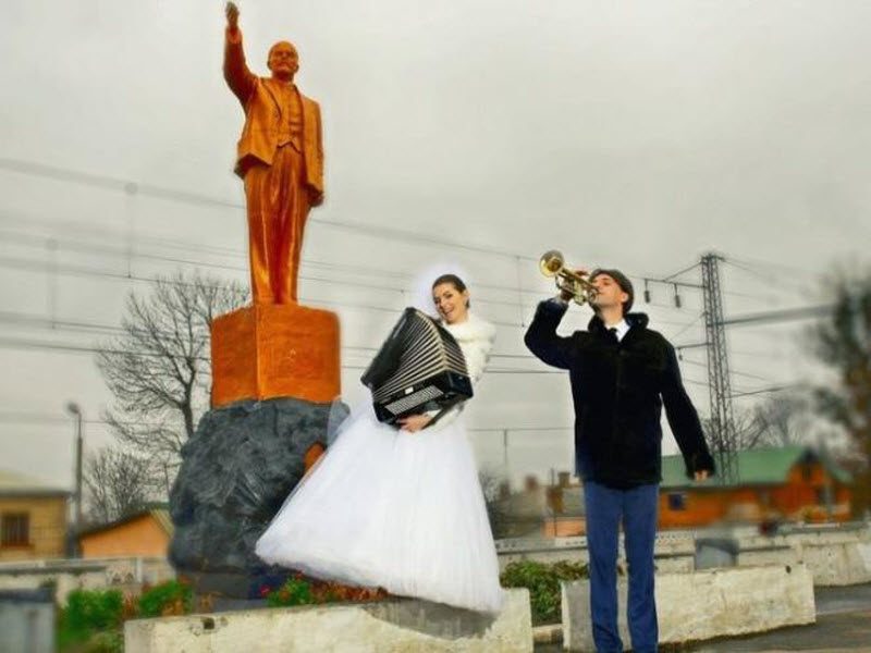 Свадебные фото с композицией в стиле "вырви-глаз"