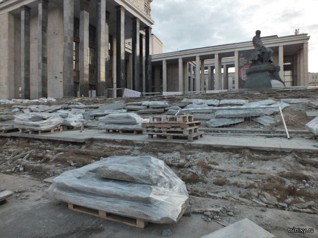 Лестницу Российской государственной библиотеки опять начали ремонтировать. 3 года назад на работы ушло 3,4 млрд рублей