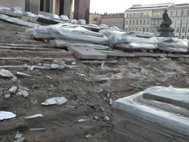 Лестницу Российской государственной библиотеки опять начали ремонтировать. 3 года назад на работы ушло 3,4 млрд рублей