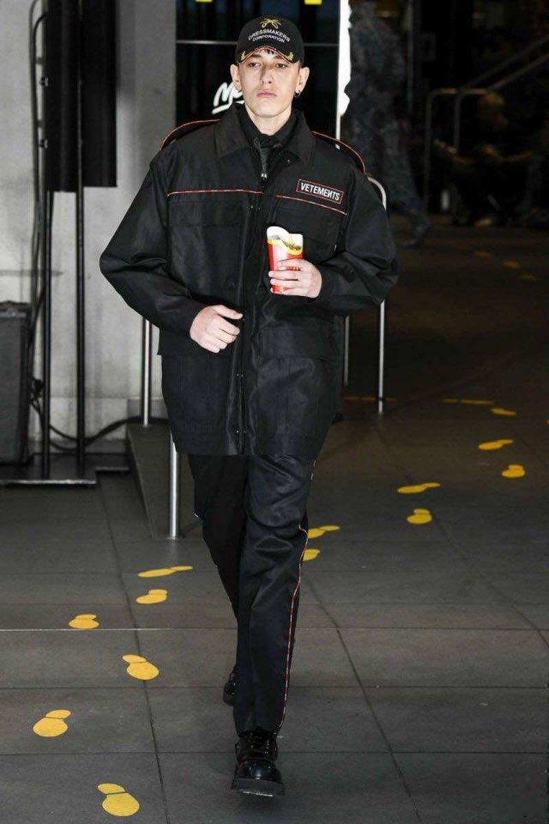 Модный бренд Vetements провел показ новой коллекции в парижском McDonald’s