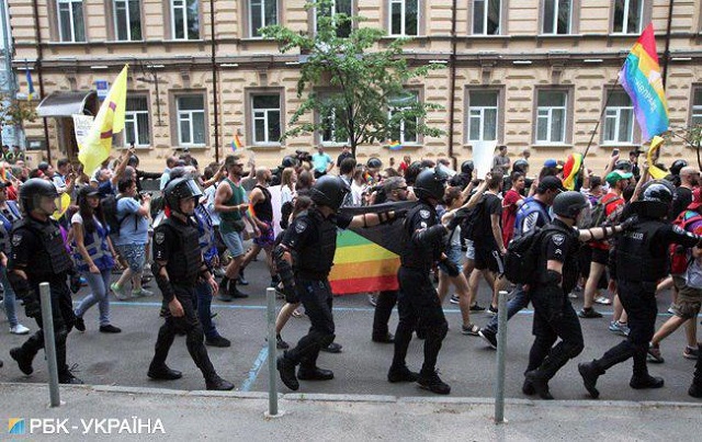 В Киеве представители ЛГБТ провели "Марш равенства" В Киеве представители ЛГБТ провели "Марш равенства"