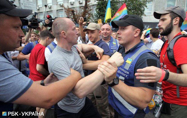 В Киеве представители ЛГБТ провели "Марш равенства" В Киеве представители ЛГБТ провели "Марш равенства"
