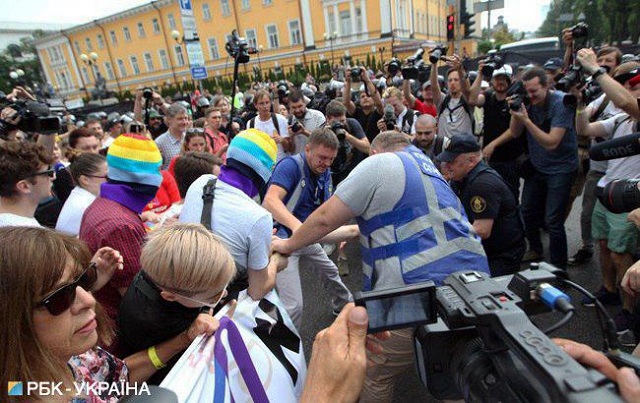 В Киеве представители ЛГБТ провели "Марш равенства" В Киеве представители ЛГБТ провели "Марш равенства"
