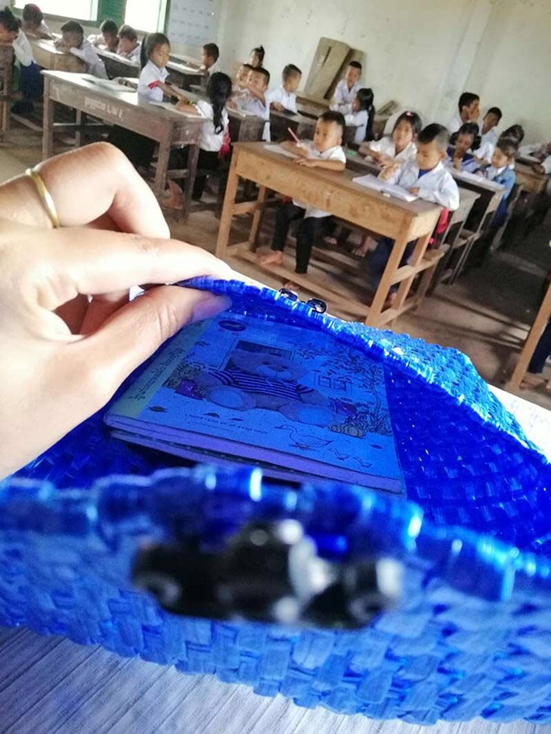 Бедный отец не смог купить сыну школьный рюкзак и сплел его сам
