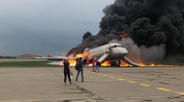Горящий SSJ-100 и два капитана