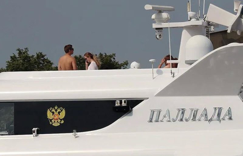 На шикарной яхте РПЦ прошла коктейльная вечеринка с девушками в купальниках