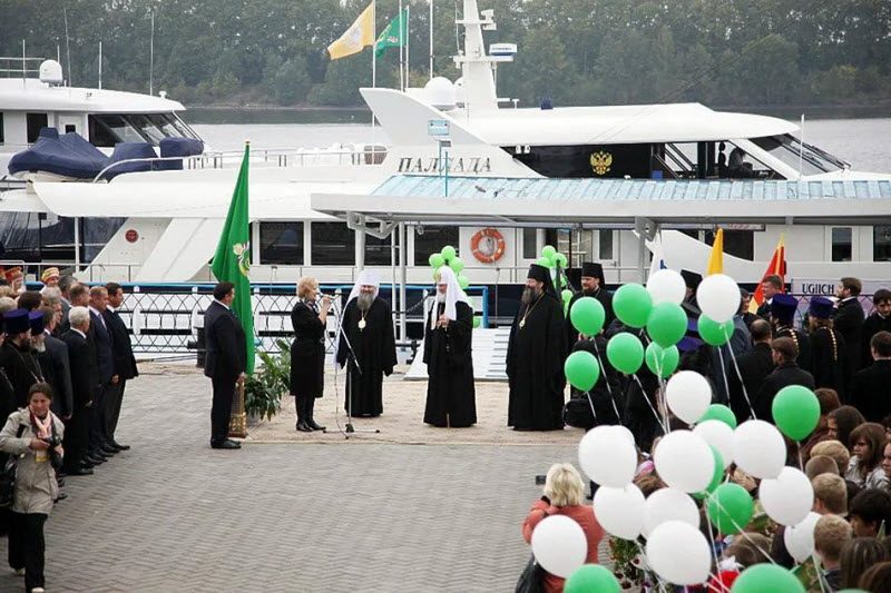 На шикарной яхте РПЦ прошла коктейльная вечеринка с девушками в купальниках