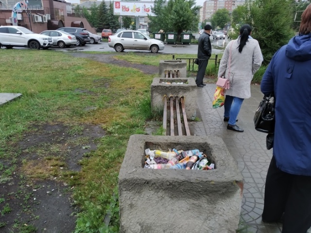 Как побороть мусор на остановке?