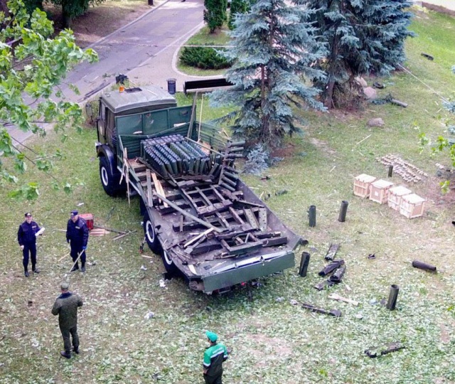 Салютная установка после взрыва фейерверка в Минске