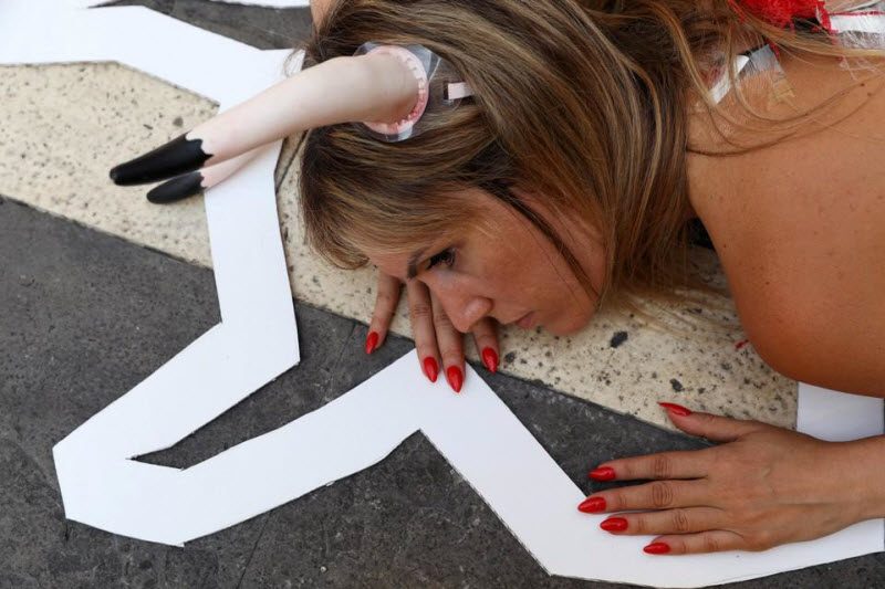 Полуголый протест против корриды