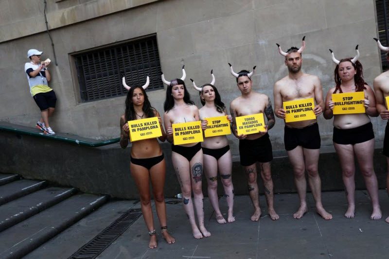 Полуголый протест против корриды