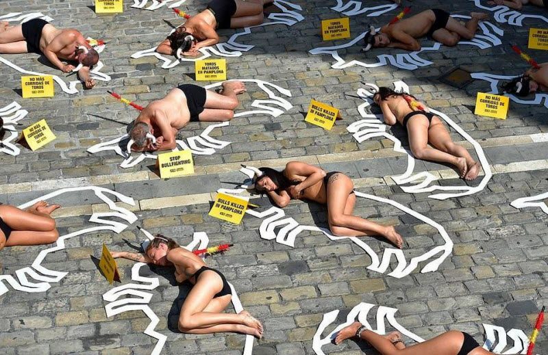 Полуголый протест против корриды