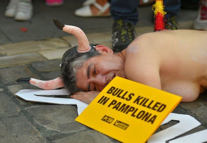 Полуголый протест против корриды