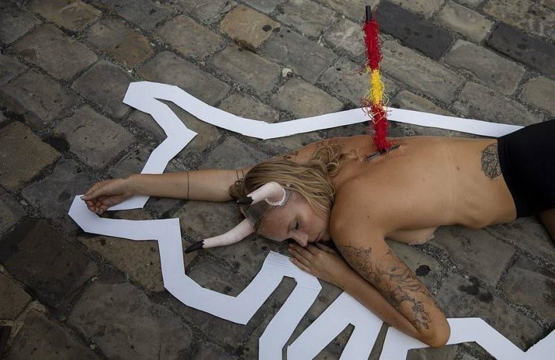Полуголый протест против корриды