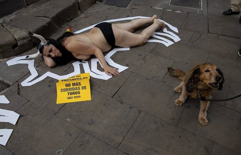 Полуголый протест против корриды