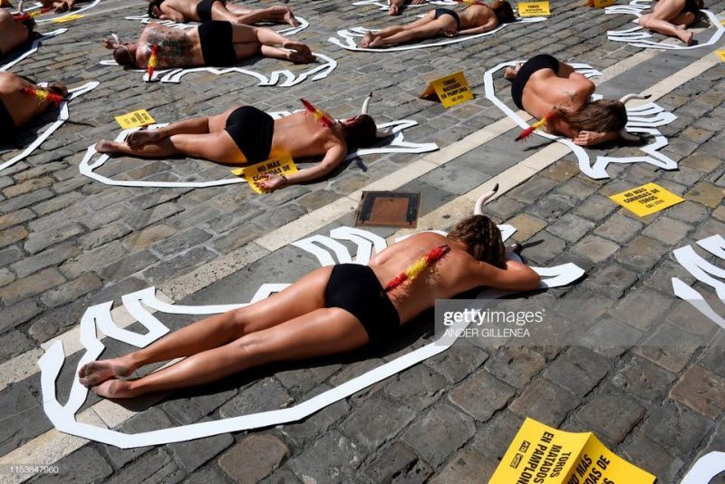 Полуголый протест против корриды