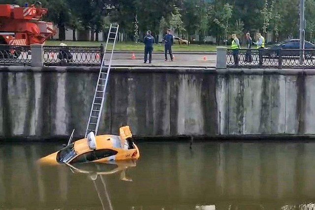 В Москве такси упало в воду