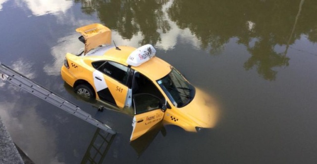 В Москве такси упало в воду