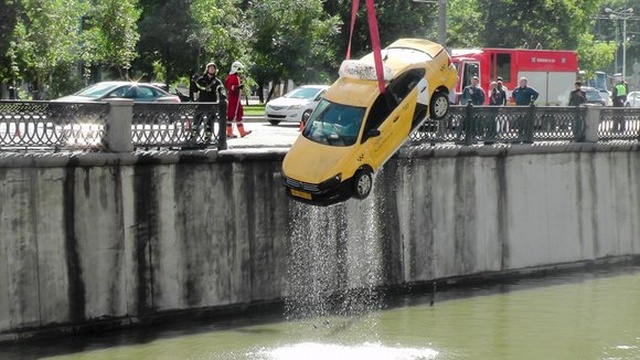 В Москве такси упало в воду