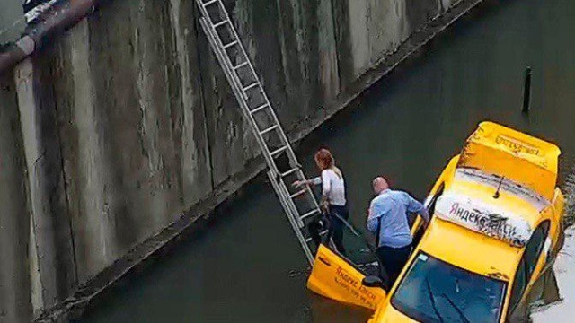 В Москве такси упало в воду