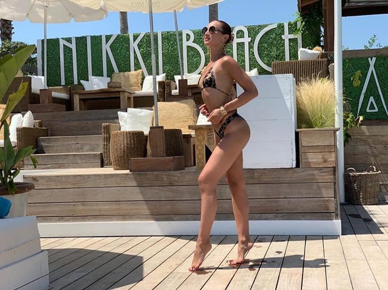 "Кто-нибудь, остановите ее!". Фанаты просят Ольгу Бузову перестать ежесекундно выкладывать откровенные фото с отдыха