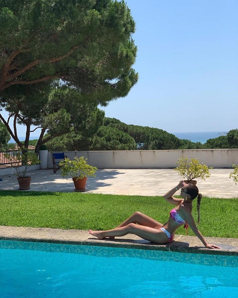 "Кто-нибудь, остановите ее!". Фанаты просят Ольгу Бузову перестать ежесекундно выкладывать откровенные фото с отдыха