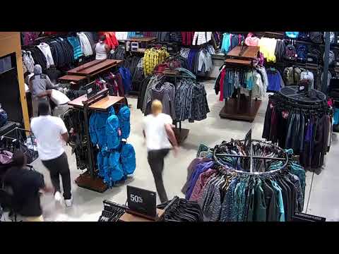 Негры затовариваются в магазине North Face