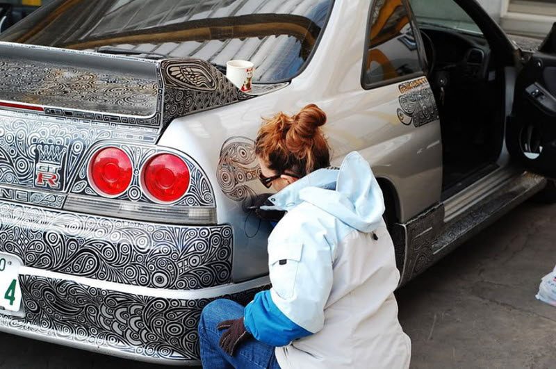 Мужчина взял и разрешил супруге разрисовать маркером свой автомобиль