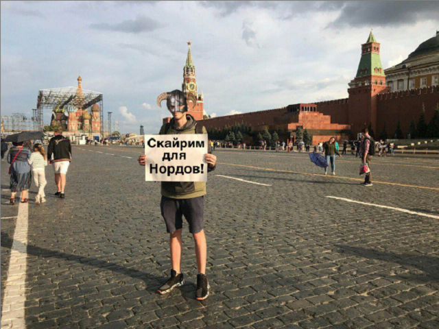 Задержание журналиста с пустым плакатом разлетелось на мемы