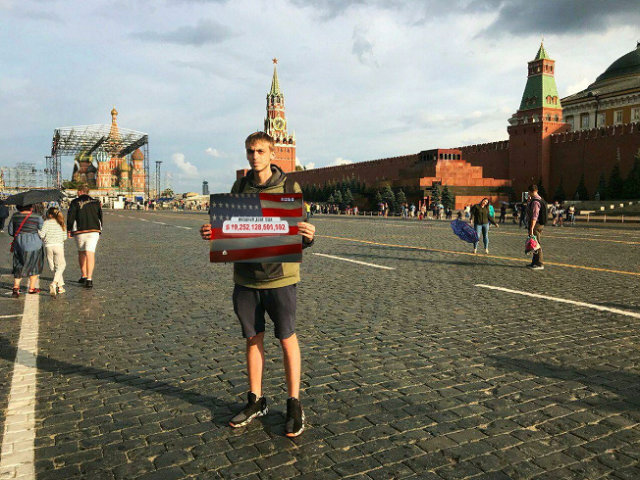 Задержание журналиста с пустым плакатом разлетелось на мемы