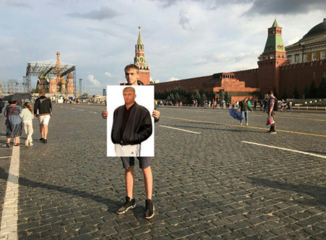Задержание журналиста с пустым плакатом разлетелось на мемы