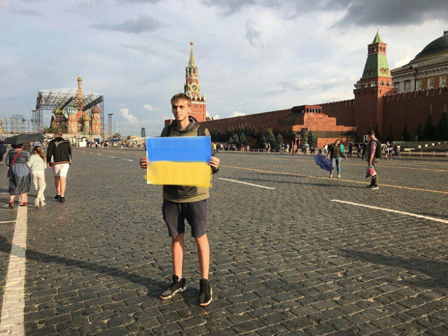 Задержание журналиста с пустым плакатом разлетелось на мемы