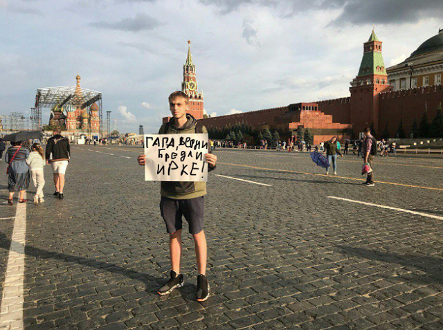 Задержание журналиста с пустым плакатом разлетелось на мемы