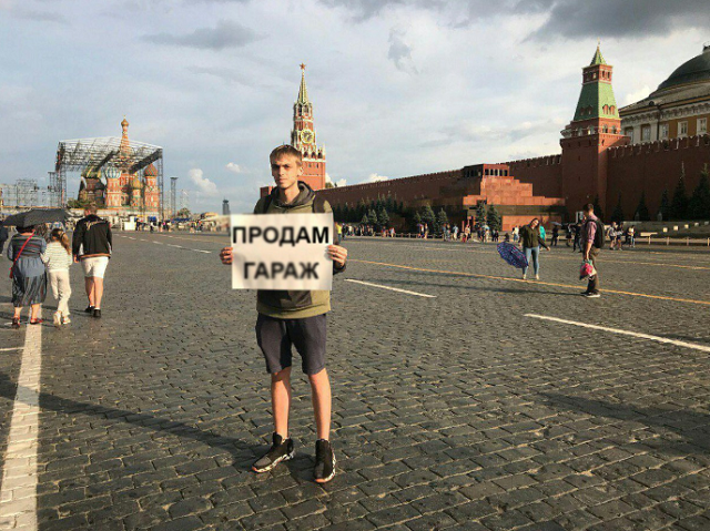Задержание журналиста с пустым плакатом разлетелось на мемы