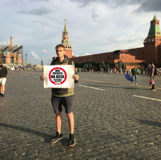 Задержание журналиста с пустым плакатом разлетелось на мемы